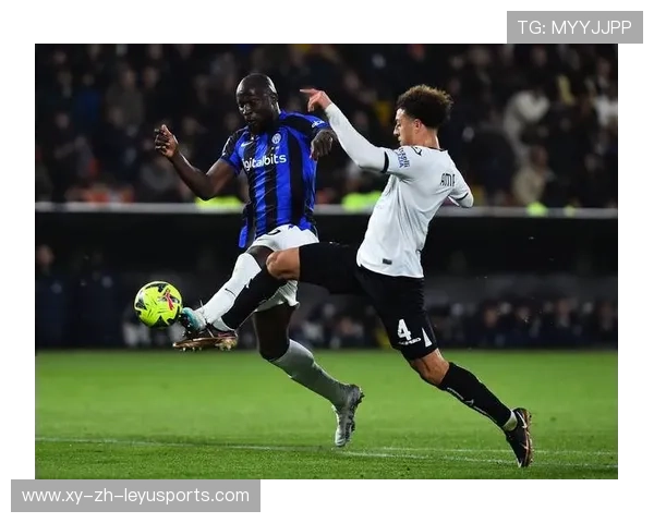 卢卡库侧身摆脱：展现极具爆发力的射门动作